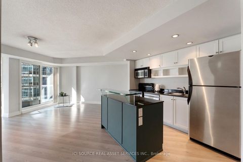 Photo 8 at 911 - 8 York Street, Waterfront Communities C1, Toronto