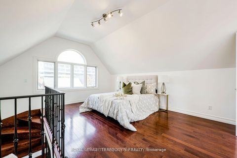 Photo 16 at 329 Lippincott Street, University, Toronto