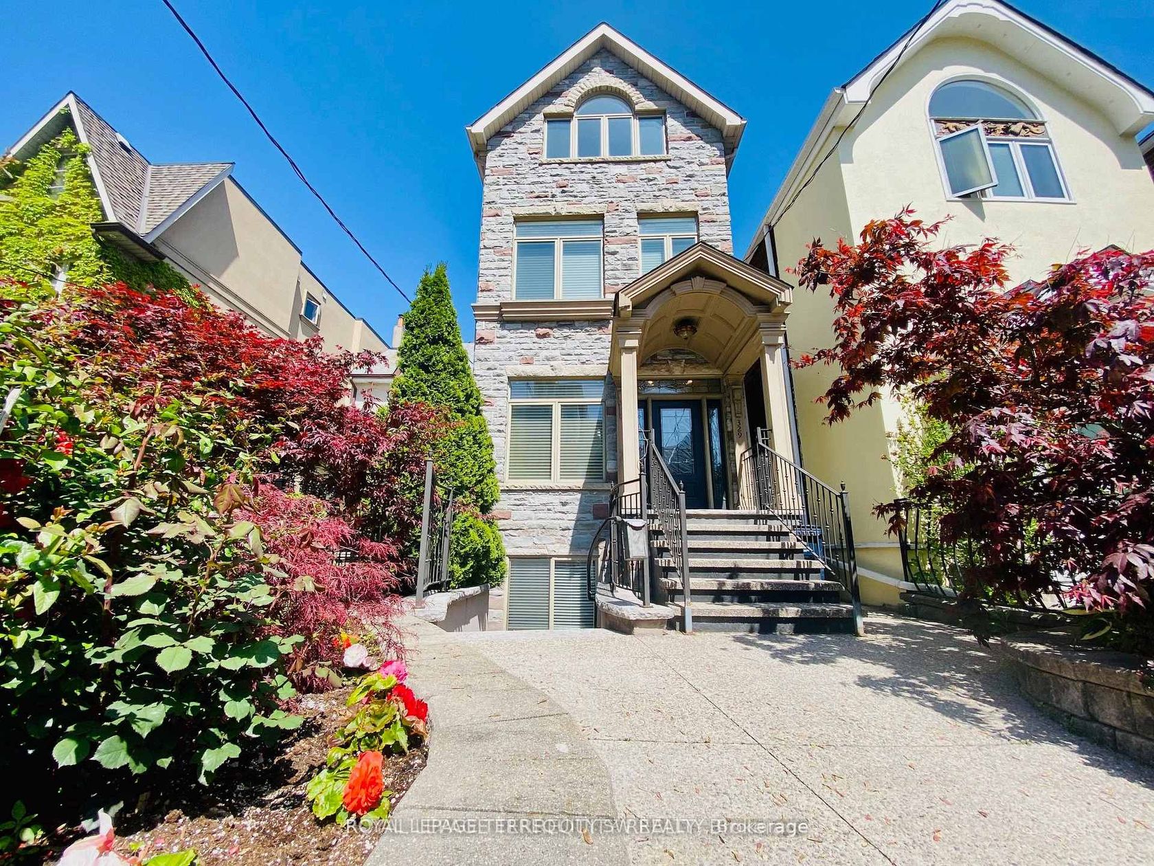 329 Lippincott Street, University, Toronto 