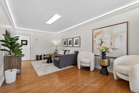 Photo 2 at 26 Fontainbleau Drive, Newtonbrook West, Toronto