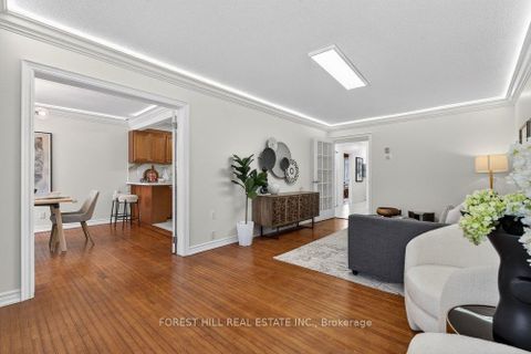 Photo 3 at 26 Fontainbleau Drive, Newtonbrook West, Toronto
