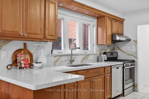 Photo 8 at 26 Fontainbleau Drive, Newtonbrook West, Toronto