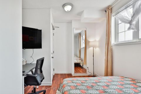 Photo 11 at 3 Herzberg Gardens, York University Heights, Toronto