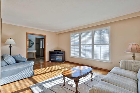 Photo 4 at 166 Lynnbrook Drive, Woburn, Toronto