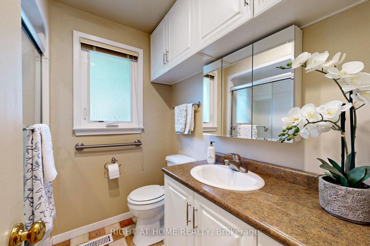 Photo 10 at 220 Homewood Avenue, Newtonbrook West, Toronto