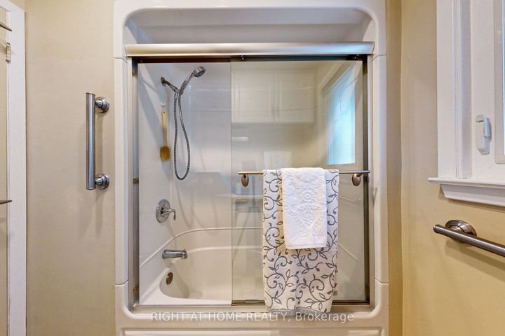 Photo 11 at 220 Homewood Avenue, Newtonbrook West, Toronto