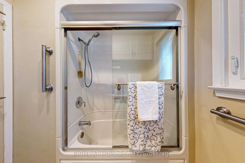 Photo 11 at 220 Homewood Avenue, Newtonbrook West, Toronto