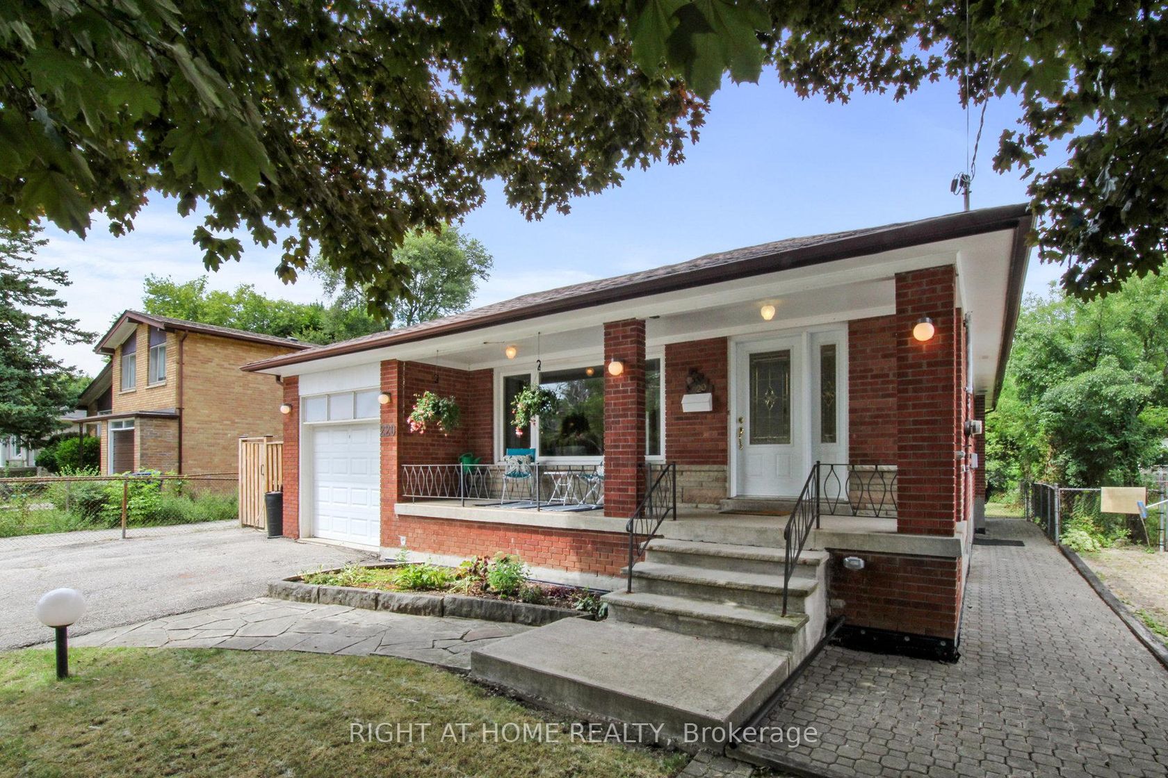 220 Homewood Avenue, Newtonbrook West, Toronto by Loree Meneguzzi Real Estate 220 Homewood Avenue, Newtonbrook West, Toronto