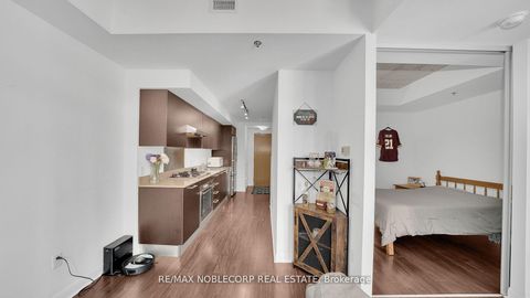 Photo 8 at 810 - 375 King Street W, Waterfront Communities C1, Toronto