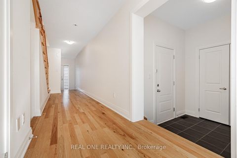 Photo 3 at 5 Gridiron Gate, Vellore Village, Vaughan