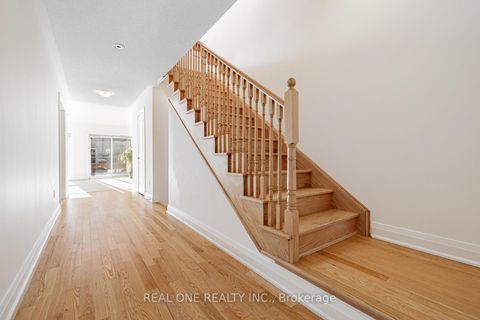 Photo 6 at 5 Gridiron Gate, Vellore Village, Vaughan