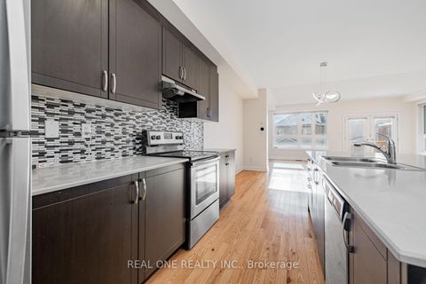 Photo 9 at 5 Gridiron Gate, Vellore Village, Vaughan