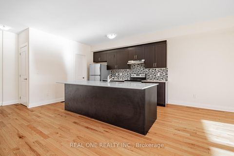 Photo 11 at 5 Gridiron Gate, Vellore Village, Vaughan