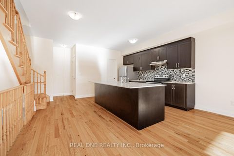 Photo 12 at 5 Gridiron Gate, Vellore Village, Vaughan