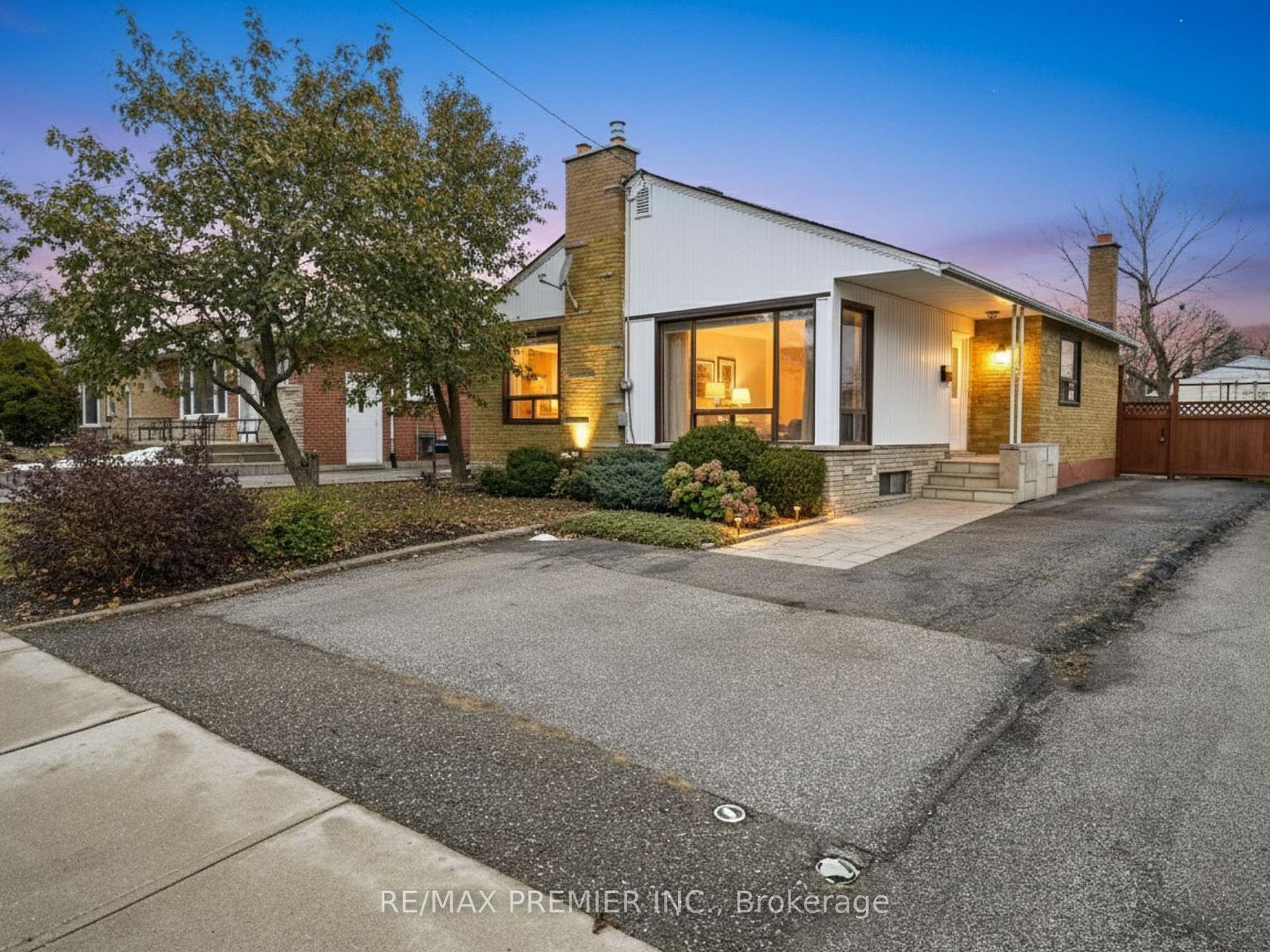 30 Moncrieff Drive, Kipling, Toronto photo number 2