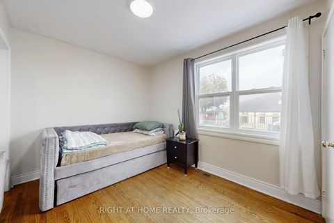 Photo 14 at 46 Glenshephard Drive, Kennedy Park, Toronto