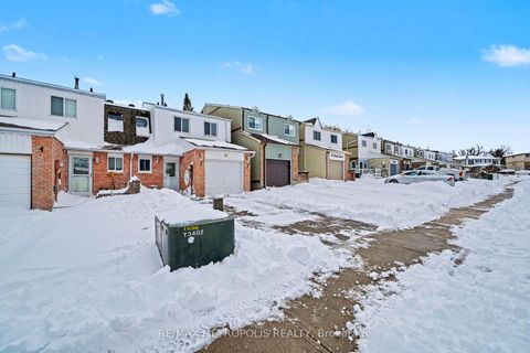 Photo 1 at 19 Robin Court, Cundles East, Barrie