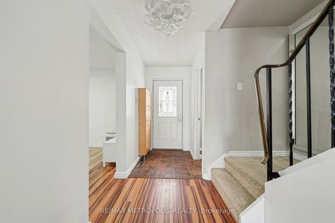 Photo 5 at 19 Robin Court, Cundles East, Barrie