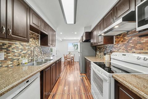 Photo 7 at 19 Robin Court, Cundles East, Barrie