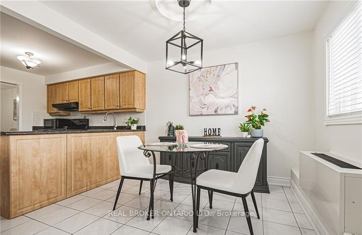 Photo 4 at 30 - 3050 Pinemeadow Drive, Headon, Burlington