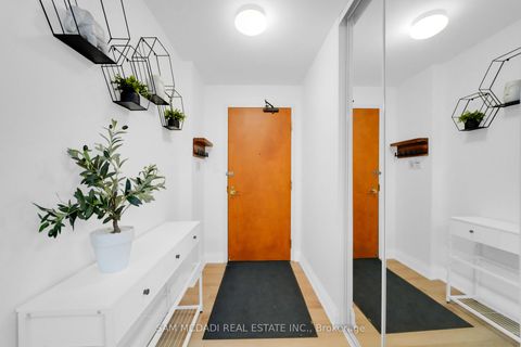 Photo 1 at 811 - 260 Doris Avenue, Willowdale East, Toronto