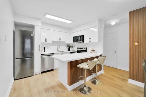 Photo 2 at 811 - 260 Doris Avenue, Willowdale East, Toronto