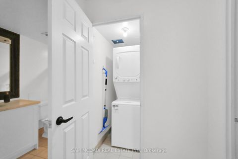 Photo 11 at 811 - 260 Doris Avenue, Willowdale East, Toronto