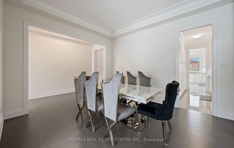 Photo 7 at 160 Wainfleet Crescent, Vellore Village, Vaughan