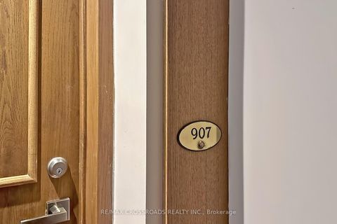 Photo 4 at 907 - 8 Lee Centre Drive, Woburn, Toronto