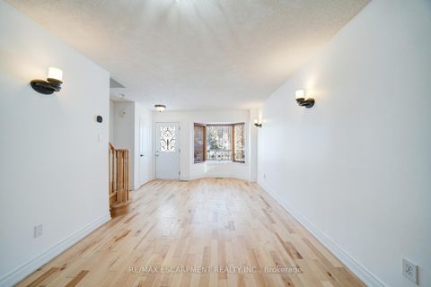 Photo 3 at 108 Olde Bayview Avenue, Oak Ridges Lake Wilcox, Richmond Hill