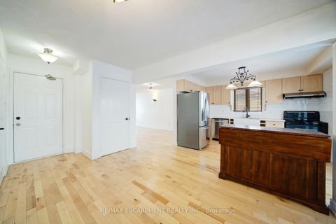 Photo 8 at 108 Olde Bayview Avenue, Oak Ridges Lake Wilcox, Richmond Hill