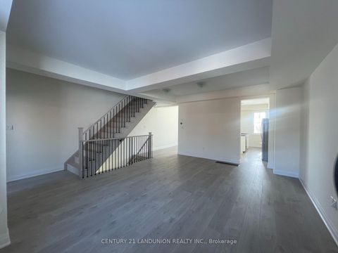 Photo 2 at 17 McConaghy Court, Maple, Vaughan