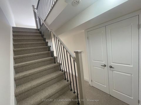 Photo 31 at 17 McConaghy Court, Maple, Vaughan