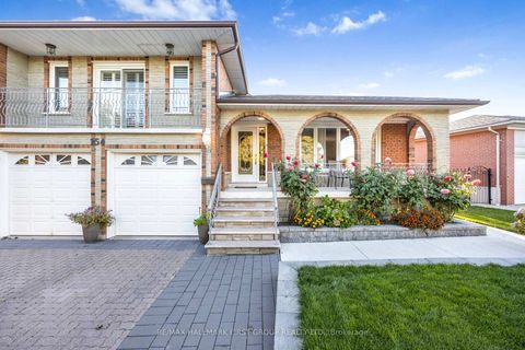 Photo 4 at 154 Fairglen Avenue, L'Amoreaux, Toronto