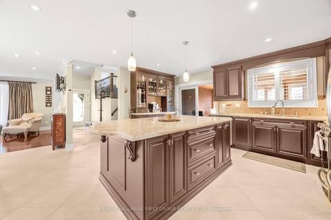 Photo 12 at 154 Fairglen Avenue, L'Amoreaux, Toronto