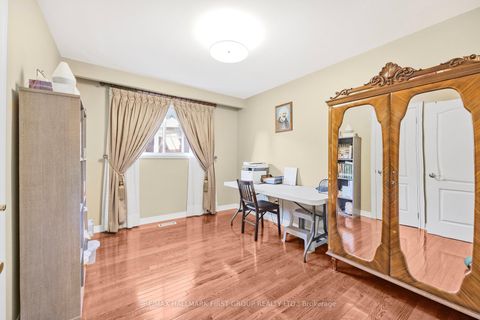 Photo 15 at 154 Fairglen Avenue, L'Amoreaux, Toronto