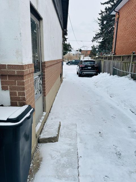 Photo 2 at 108 Castle Hill Drive, L'Amoreaux, Toronto