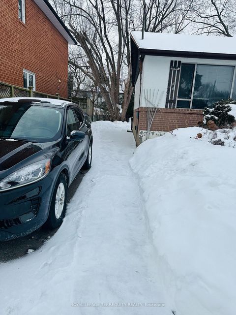 Photo 5 at 108 Castle Hill Drive, L'Amoreaux, Toronto