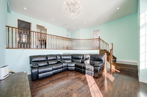 Photo 4 at 2360 Dress Circle Crescent, Windfields, Oshawa