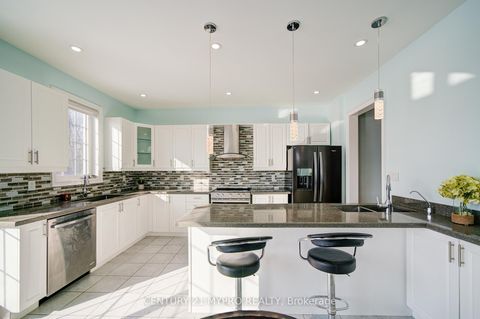 Photo 10 at 2360 Dress Circle Crescent, Windfields, Oshawa