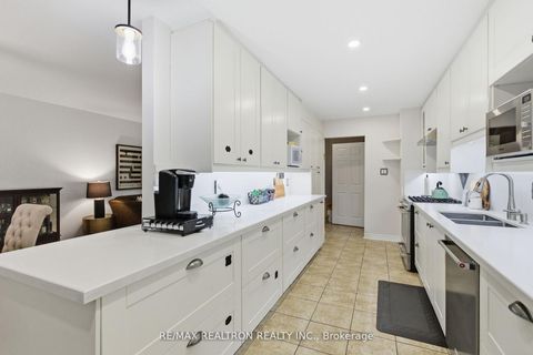 Photo 12 at 20 Jonathan Gate, Yorkhill, Vaughan