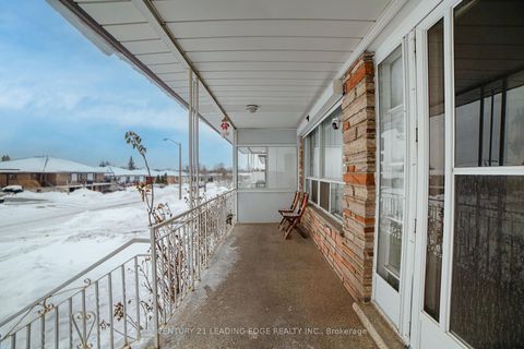 Photo 4 at 34 Ikley Road, York University Heights, Toronto