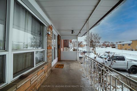 Photo 5 at 34 Ikley Road, York University Heights, Toronto