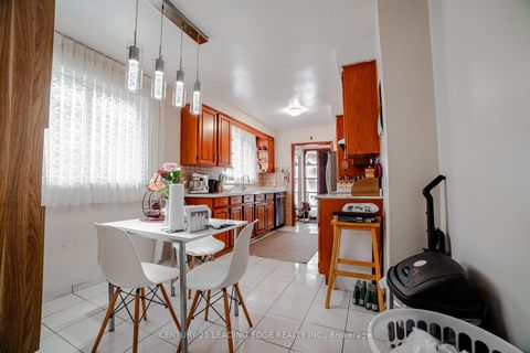 Photo 10 at 34 Ikley Road, York University Heights, Toronto