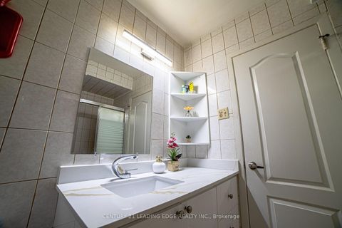 Photo 13 at 34 Ikley Road, York University Heights, Toronto