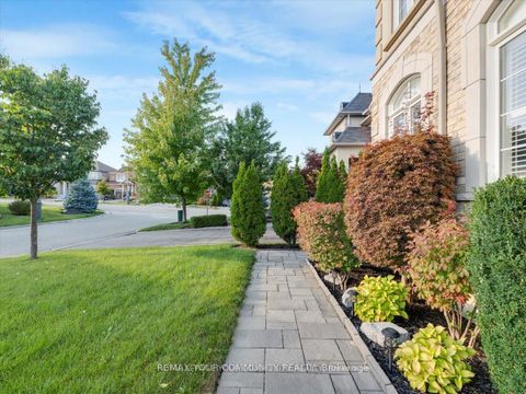 Photo 2 at 9 Heaney Court, Bayview Northeast, Aurora