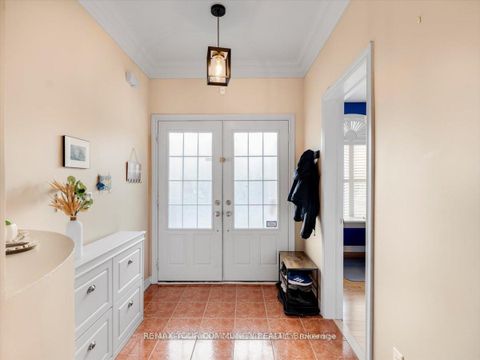 Photo 3 at 9 Heaney Court, Bayview Northeast, Aurora