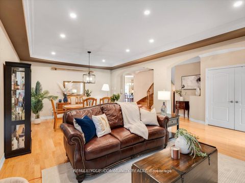 Photo 6 at 9 Heaney Court, Bayview Northeast, Aurora