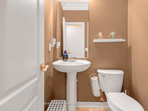 Photo 11 at 9 Heaney Court, Bayview Northeast, Aurora