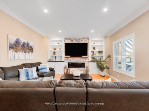 Photo 12 at 9 Heaney Court, Bayview Northeast, Aurora